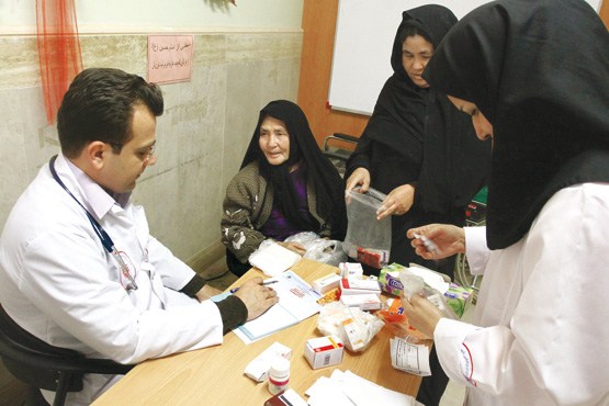 ارائه ویزیت رایگان و غربالگری فشار خون به همت بسیج جامعه پزشکی در همدان