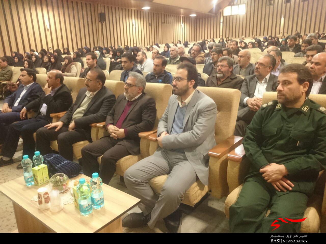 جشن پیروزی انقلاب اسلامی و تجلیل از برگزیدگان علمی پژوهشی
