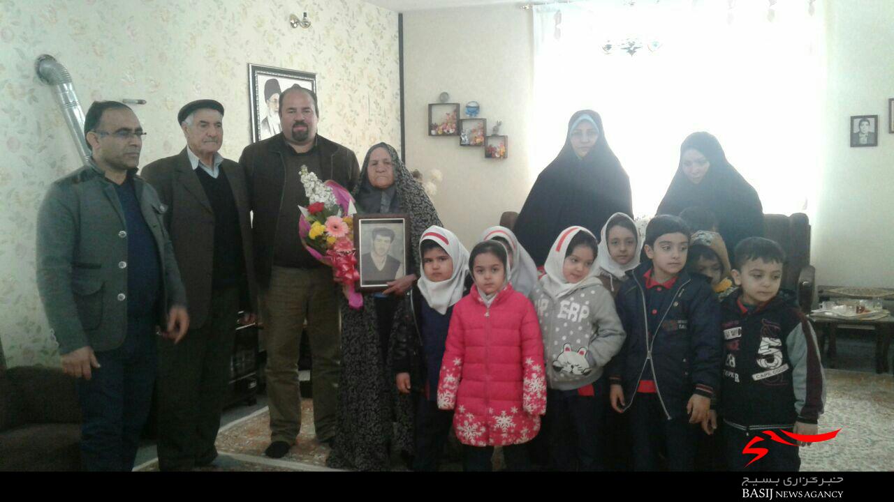 دیدار نونهالان پایگاه حورا حوزه 622 حضرت زینب (س) با خانواده شهید احمد باقرپور