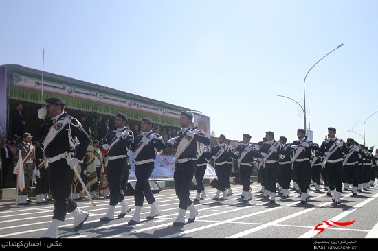 رژه نیروهای مسلح در قم برگزار شد