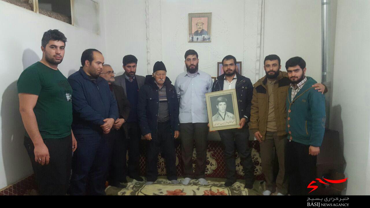 دیدار فرمانده و اعضای شورای حوزه711 عمار یاسر با خانواده شهید امیر انصاری