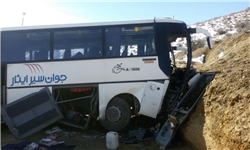 انحراف اتوبوس در اتوبان قم - تهران 14 مجروح بر جای گذاشت