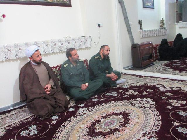 دیدار فرمانده سپاه قرچک با خانواده شهید تازه تفحص شده مدافع حرم