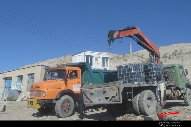توزیع 17 تانکر ذخیره اب در روستاهای زلزله زده ازگله