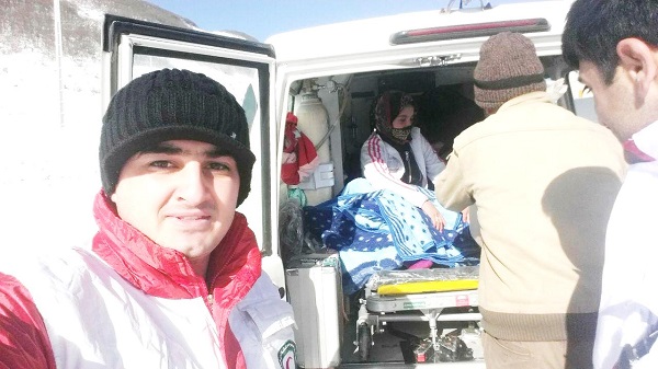 انتقال خانم بیمار از روستای صعب العبور «هوچ» بخش منجوان به مرکز درمانی