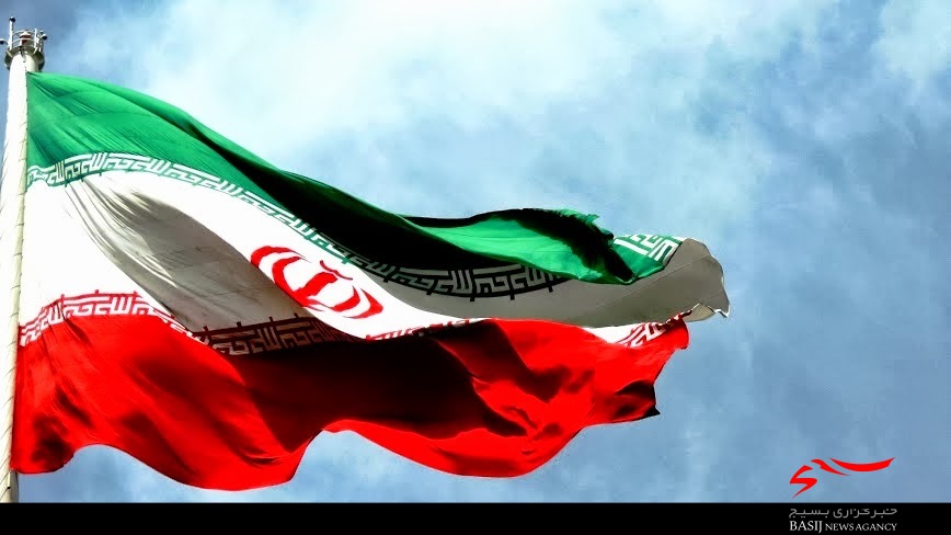 دانش آموزان البرز پرچم جمهوری اسلامی ایران را در مدارس به اهتزاز درآوردند