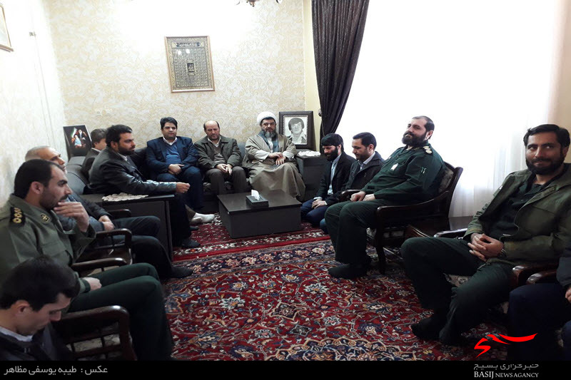 مسئولین سپاه همدان با خانواده اولین شهید انقلاب اسلامی استان همدان دیدار کردند