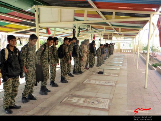 بسیجیان با عطر افشانی گلزار شهدا زرند از مقام شامخ مادر تجلیل نمودند بسیجیان با عطر افشانی گلزار شهدا زرند از مقام شامخ مادر تجلیل نمودند