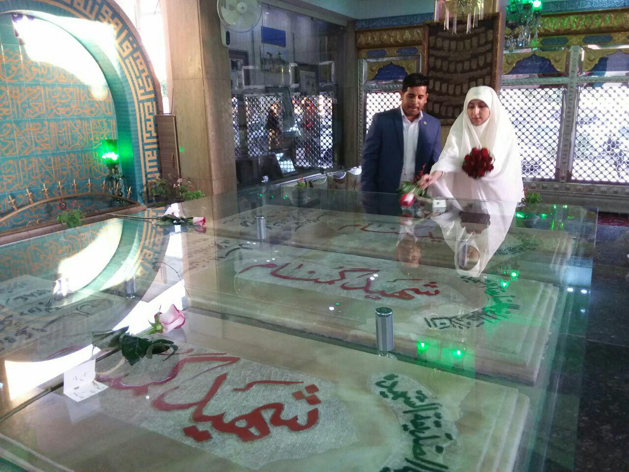 برگزاری مراسم عروسی ساده و زیبای یک زوج کرجی در کنار مقبره شهدای گمنام