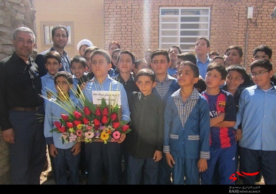 عطرافشانی قبور شهدا توسط دانش آموزان مدرسه شاهد شهرستان انار