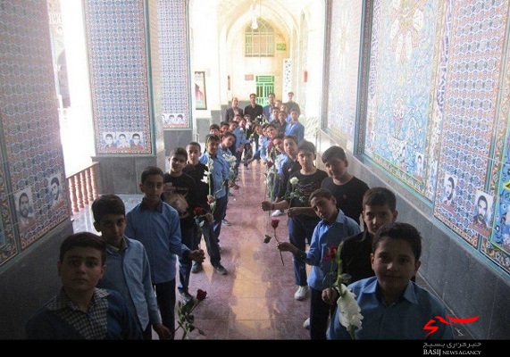 عطرافشانی قبور شهدا توسط دانش آموزان مدرسه شاهد شهرستان انار