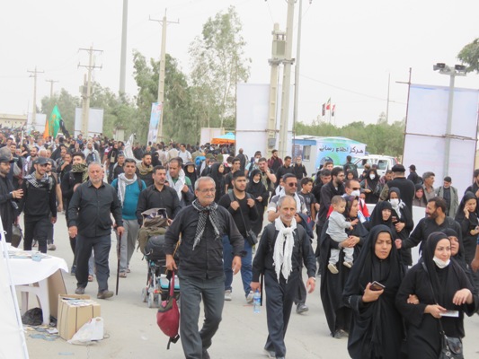 پیاده روی زائران در مرز مهران