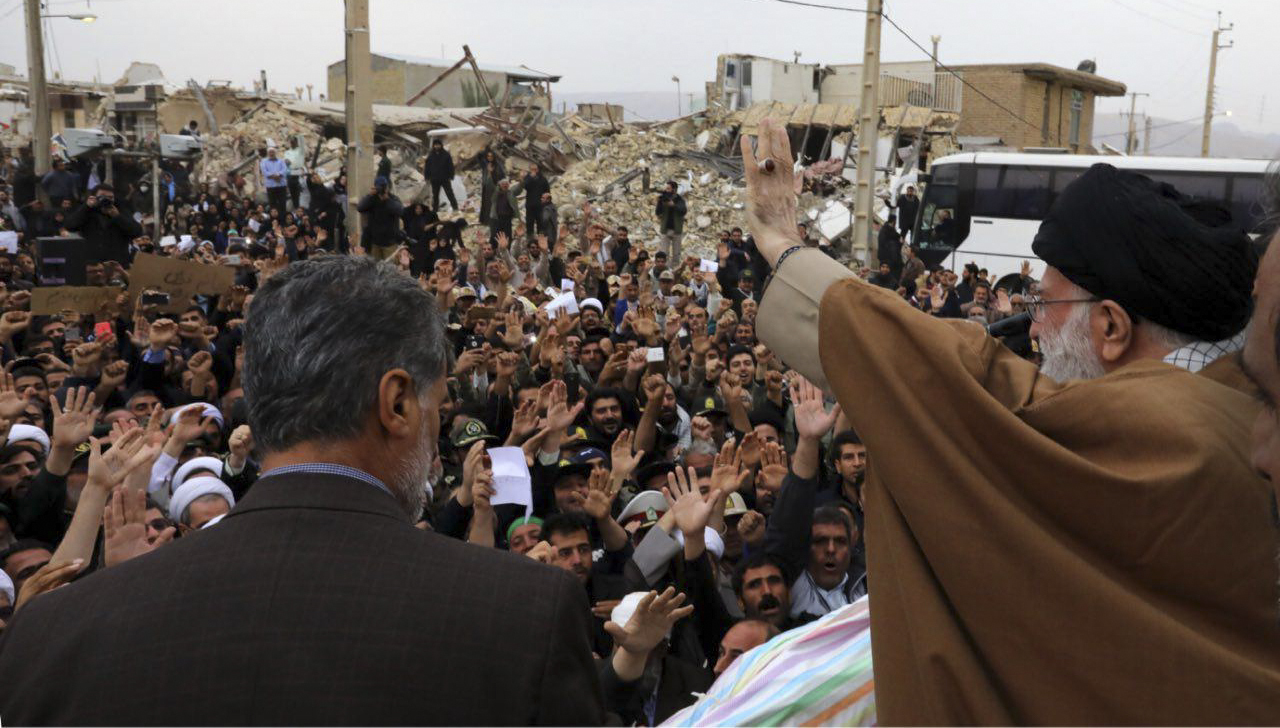صحبت‌های صمیمانه رهبر انقلاب در جمع مردم زلزله زده کرمانشاه