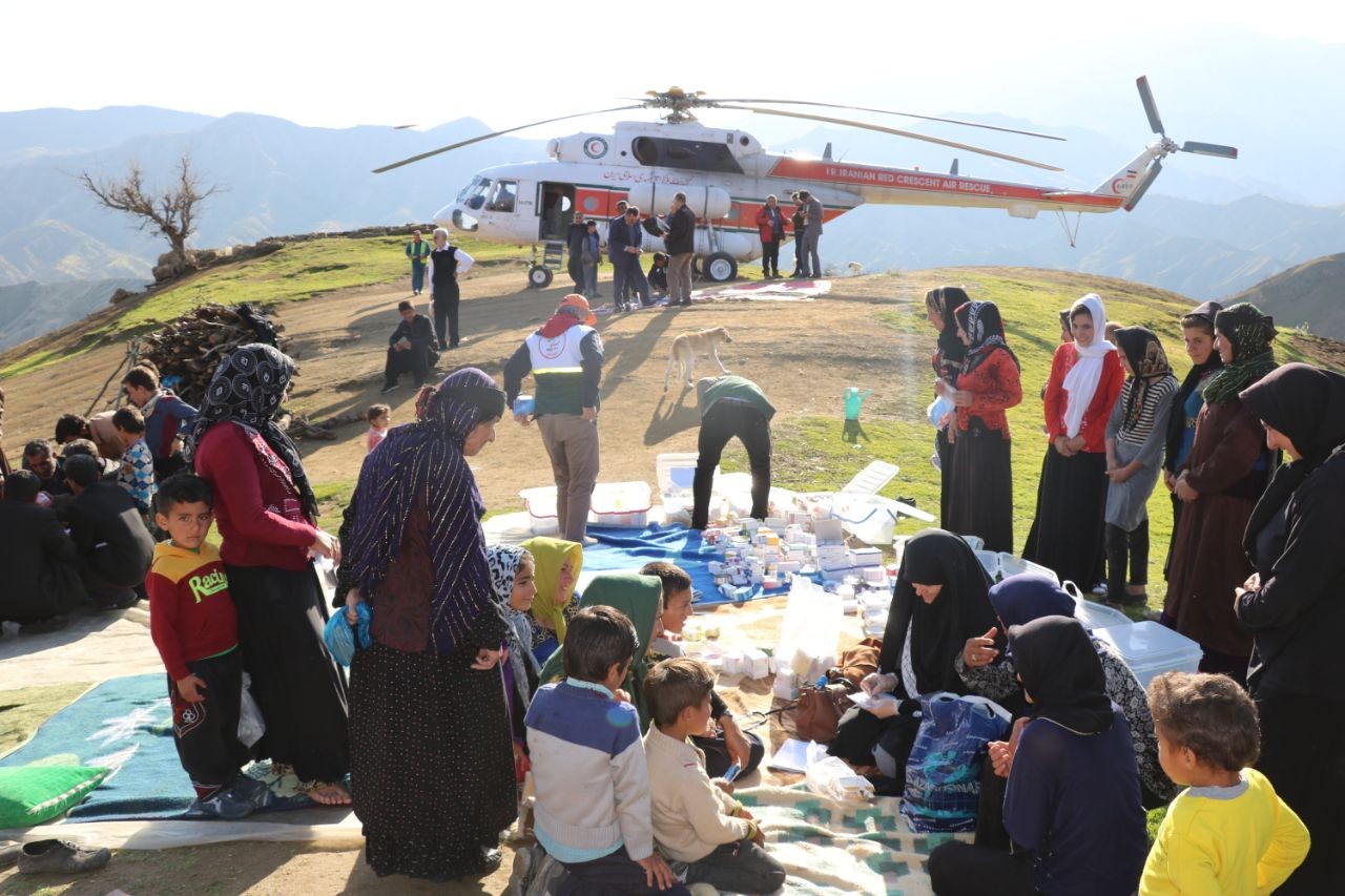 اعزام تیم پزشکی به ارتفاعات عشایر نشین«بخش بشارت» الیگودرز با بالگرد+ تصاویر