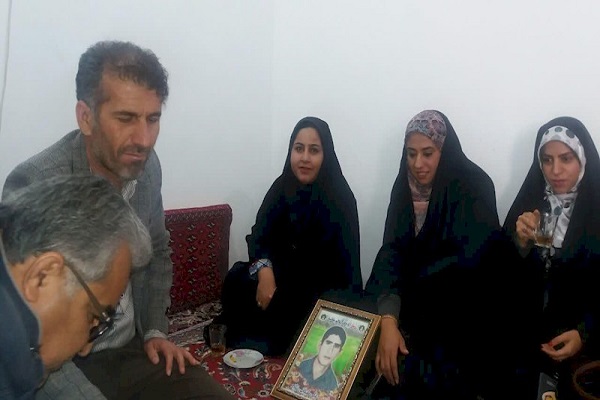 دانشجویان بسیجی لامرد با خانواده شهید علی شبانی نژاد دیدار کردند