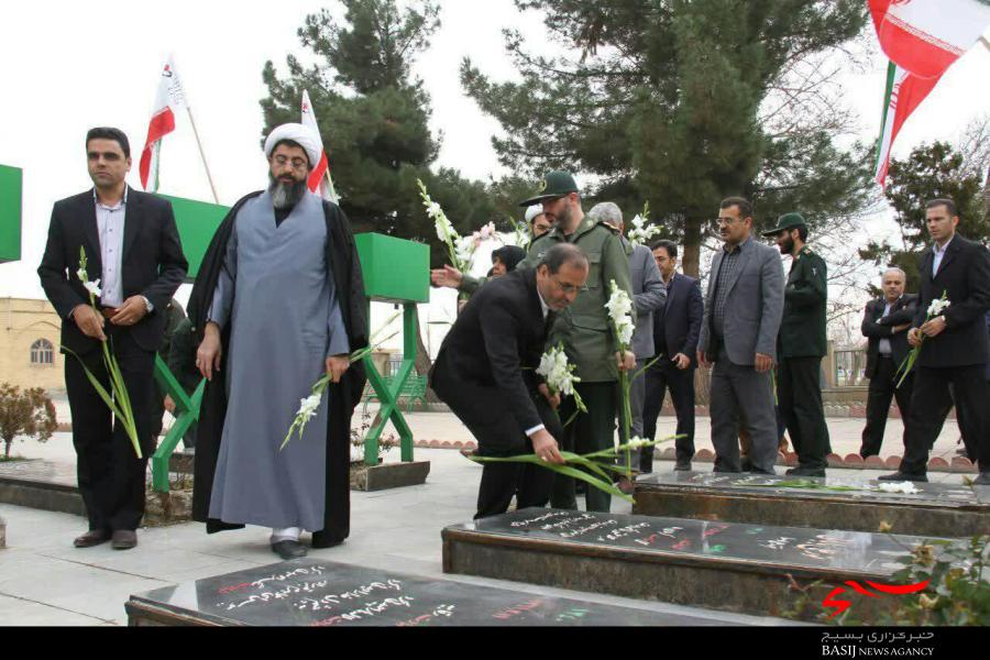 گلباران مزار شهدا در شهر هشتگرد در چهلمین سالگرد انقلاب اسلامی