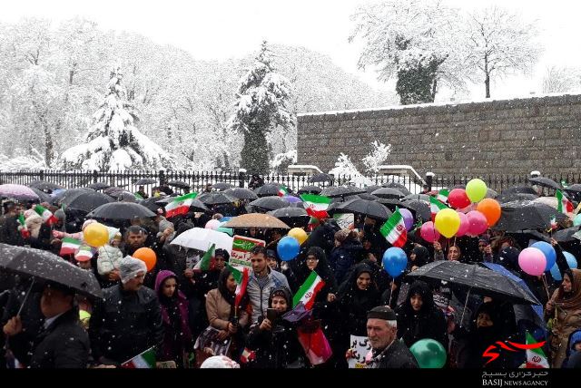 راهپیمایی 22 بهمن زیر بارش برف در همدان آغاز شد/ همه آمدند
