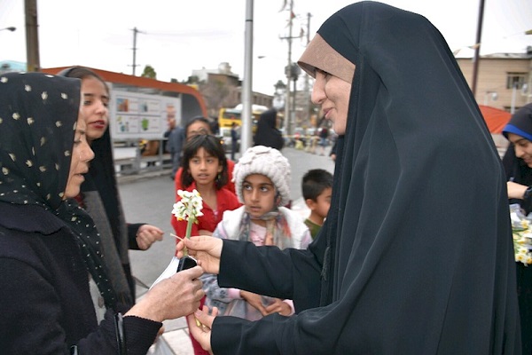 دانشجویان دختر انقلابی به بانوان شیرازی گل نرگس اهدا کردند/ تصاویر