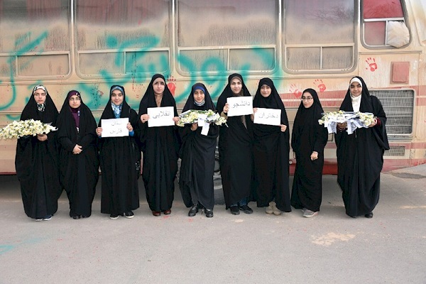 دانشجویان دختر انقلابی به بانوان شیرازی گل نرگس اهدا کردند/ تصاویر