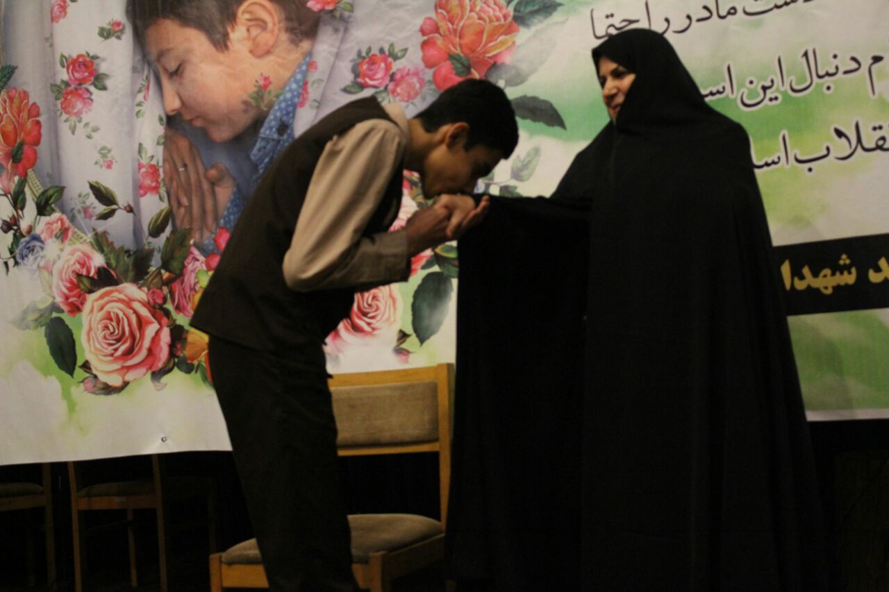همایش دست بوسی مادران در فومن برگزار شد+تصاویر