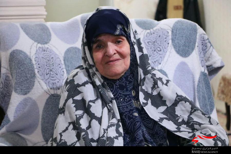 دست بوسی مادر شهید« قادری » به‌ مناسبت روز مادر در کرج+تصاویر