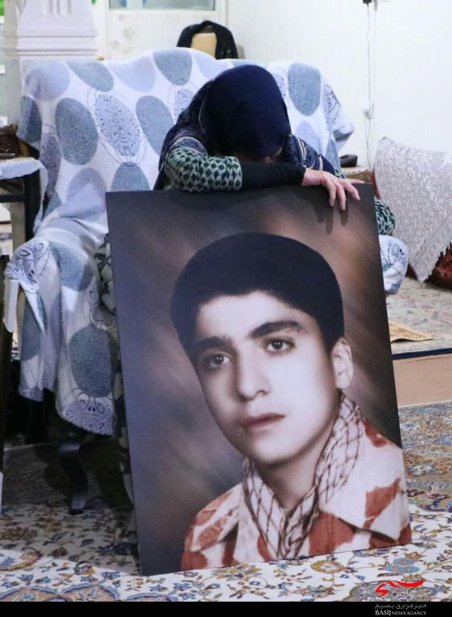دست بوسی مادر شهید« قادری » به‌ مناسبت روز مادر در کرج+تصاویر