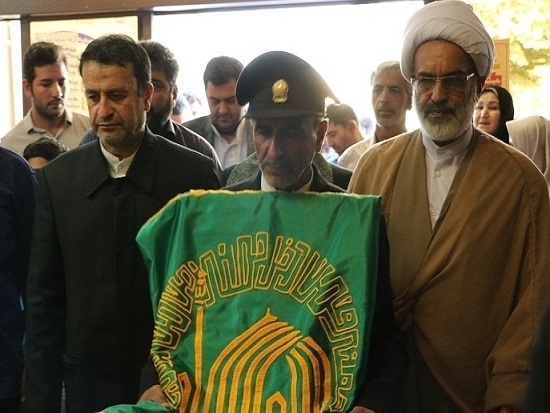 حضور خادمین آستان قدس رضوی به همراه پرچم متبرک صحن و سرای ملکوتی امام رضا(ع) در منطقه ۱۷ تهران