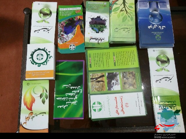 توزیع کتابچه و بروشورهای آموزشی به همت جهادگران بسیجی  در اسدآباد