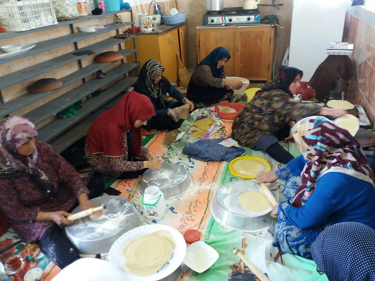 پخت نان محلی توسط بسیجیان،حضور در نماز جمعه و برگزاری نشست کارگروه زن و خانواده