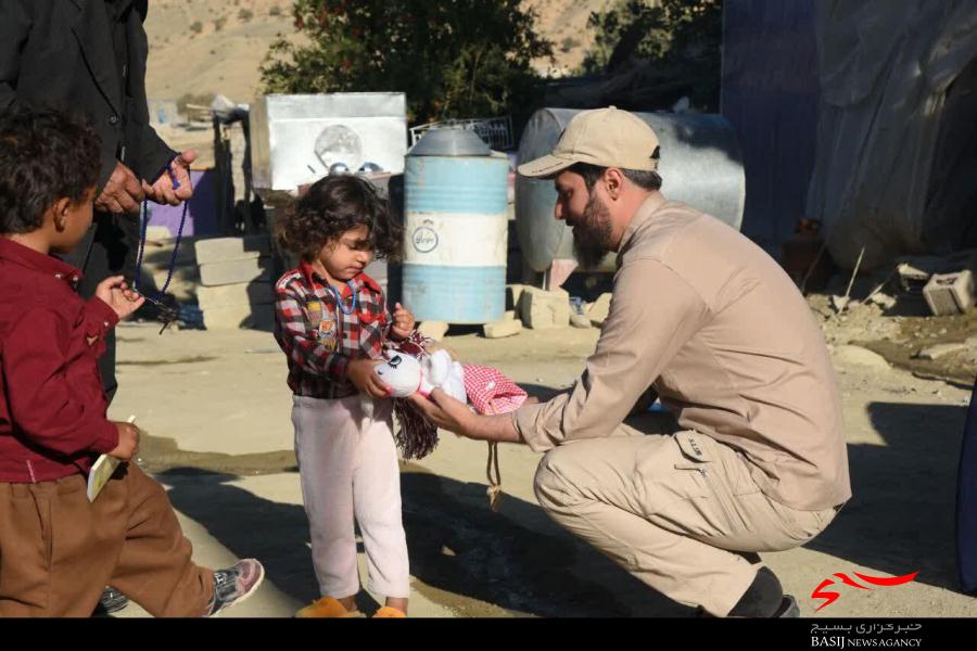 ارائه خدمات گروه جهادی کریم اهل بیت استان البرز  در مناطق زلزله‌زده غرب کرمانشاه