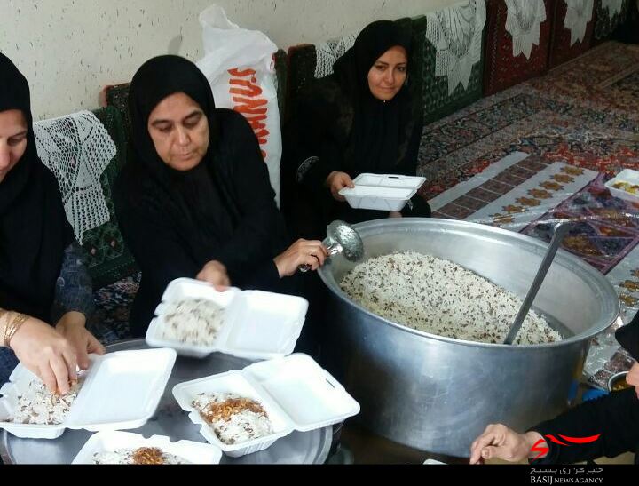 پخت غذا برای زائران اربعین به‌همت خواهران بسیجی اسدآباد