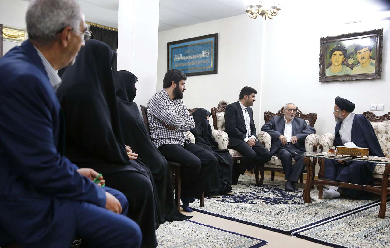 وزیر اطلاعات با خانواده شهید فهمیده دیدار کرد+تصویر