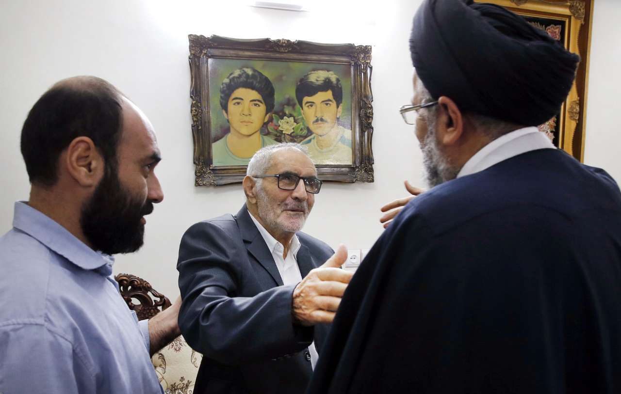 وزیر اطلاعات با خانواده شهید فهمیده دیدار کرد+تصویر