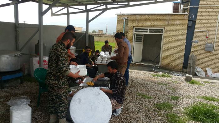 حضور گروه های جهادی بسیج در چم شیر سیروان/ روزانه 1000پرس غذای گرم طبخ می شود