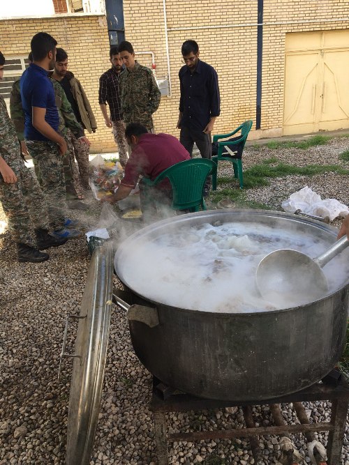 حضور گروه های جهادی بسیج در چم شیر سیروان/ روزانه 1000پرس غذای گرم طبخ می شود