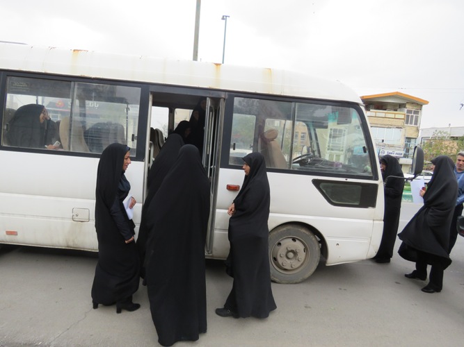 اعزام گروه جهادی 15 نفره خواهران به مناطق سیل زده سیروان/ سه محموله به ارزش دو میلیارد ریال برای مرد مسیل زده ارسال شده است
