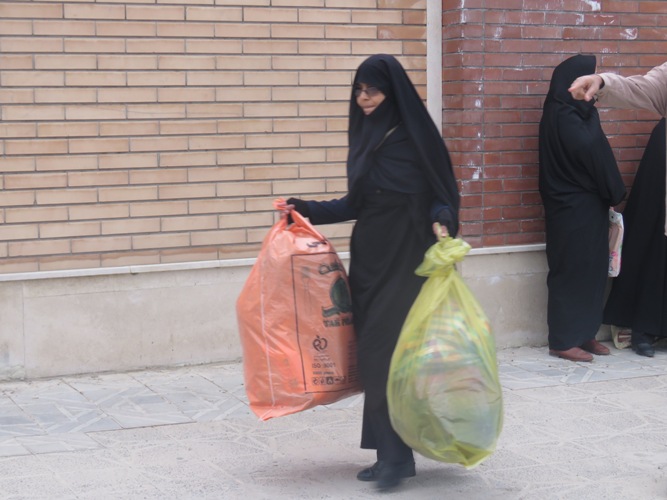 اعزام گروه جهادی 15 نفره خواهران به مناطق سیل زده سیروان/ سه محموله به ارزش دو میلیارد ریال برای مرد مسیل زده ارسال شده است