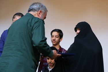تجلیل مسئولان کشوری از خانواده شهید «عسکری جمکرانی» در هفته معلم