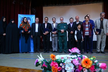 تجلیل مسئولان کشوری از خانواده شهید «عسکری جمکرانی» در هفته معلم