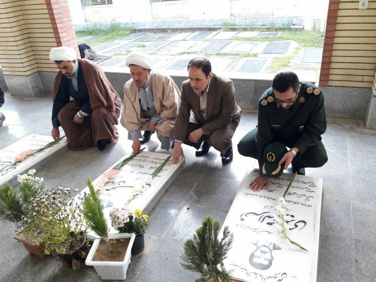 مراسم غبارروبی و عطرافشانی مزار شهدای شهرستان رضوانشهر + تصاویر