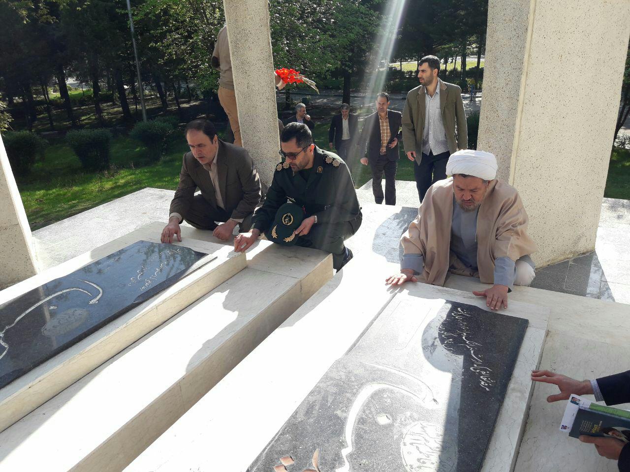 مراسم غبارروبی و عطرافشانی مزار شهدای شهرستان رضوانشهر + تصاویر