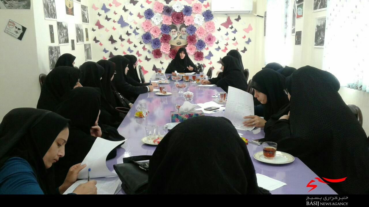 برگزاری نشست عقیدتی سیاسی در حوزه کوثر بسیج خواهران رضوانشهر به مناسبت هفته عقیدتی سیاسی + تصاویر