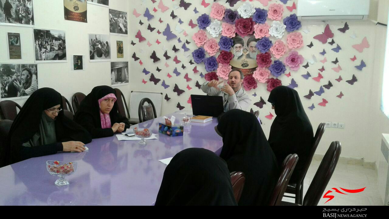 برگزاری نشست عقیدتی سیاسی در حوزه کوثر بسیج خواهران رضوانشهر به مناسبت هفته عقیدتی سیاسی + تصاویر