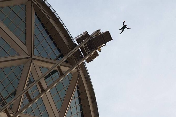 «پرواز اقتدار» تکاوران سپاه پاسداران بر فراز برج میلاد تهران