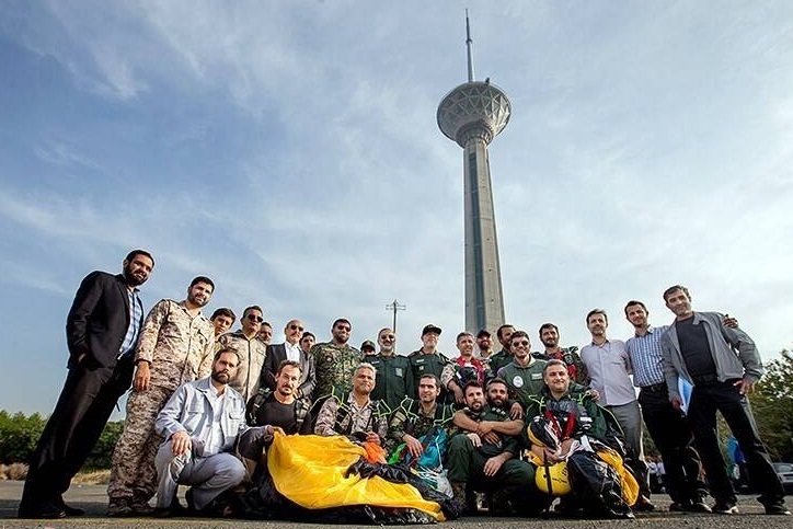 «پرواز اقتدار» تکاوران سپاه پاسداران بر فراز برج میلاد تهران