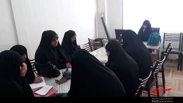 نشست سرمربی با مربیان تربیتی در حوزه حضرت فاطمه(س) بهار