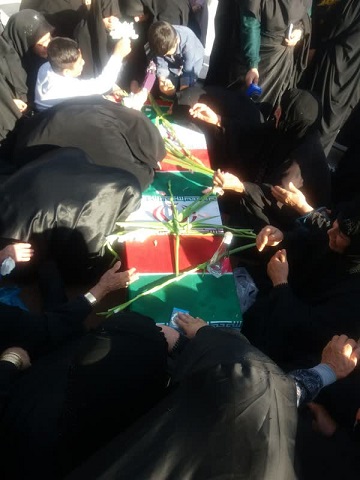 تجدید میثاق خواهران بسیج جامعه زنان شهرستان مهران در آیین تشییع و تدفین پیکر مطهر دوشهید گمنام .