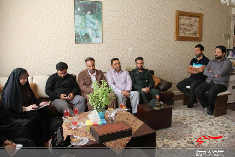 دیدار اعضای بسیج رسانه استان البرز با خانواده شهید « صحرایی »