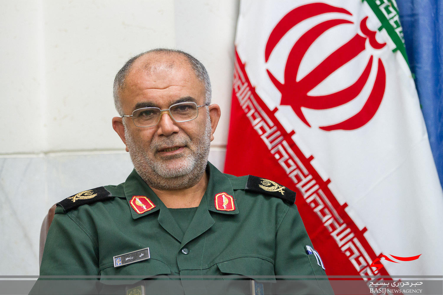 تسلیم پذیری در برابر دشمن در بنیه شخصیتی ملت ایران وجود ندارد تسلیم پذیری در برابر دشمن در بنیه شخصیتی ملت ایران وجود ندارد