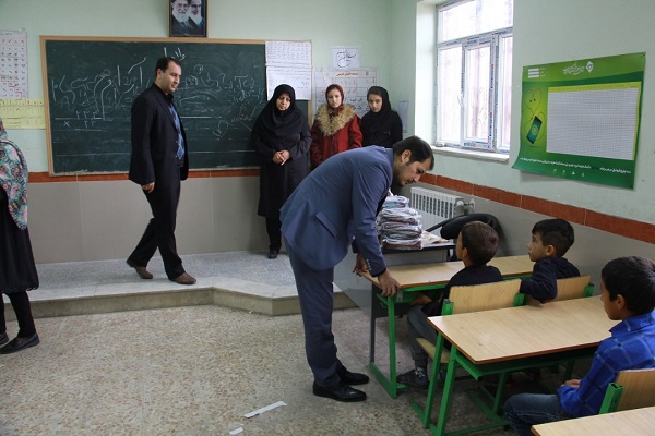 توزیع بیش از چهارهزار بسته نوشت افزار در قالب نذر فرهنگی به دانش آموزان بی بضاعت مناطق محروم آذربایجان شرقی